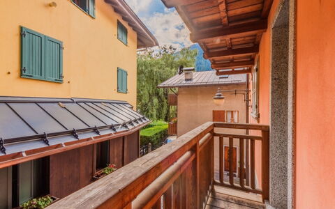 Rugia: Architecture, Domicile, Appartement, Balcon, Tache De Bois, Village De Montagne