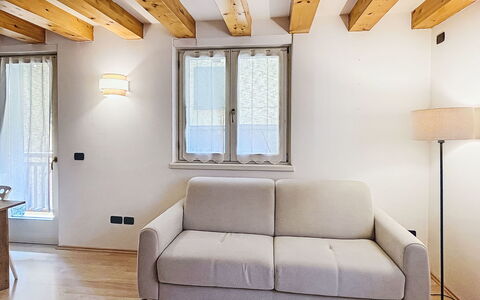 Rugia: Meubles, Design Intérieur, Sol, Mur, Bois, Sol, Pièce, Canapé, Plafond, Salon