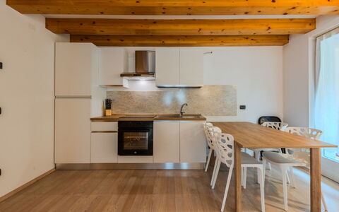 Rugia: Meubles, Design Intérieur, Sol, Sol, Parquet, Bois, Plafond, Pièce, Comptoir, Cuisine