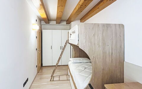 Rugia: Bois, Sol, Design Intérieur, Sol, Plafond, Chambre, Appartement, Lit, Pièce, Cadre De Lit