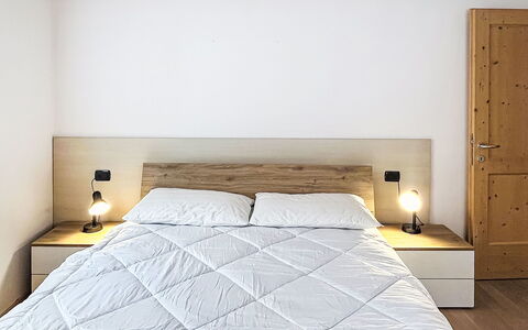 Rugia: Lit, Meubles, Chambre, Mur, Design Intérieur, Literie, Bois, Drap De Lit, Sol, Sol