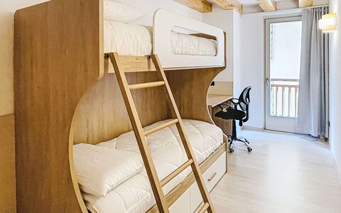 Rugia: Bois, Lit, Chambre, Lit Superposé, Design Intérieur, Sol, Sol, Literie, Drap De Lit, Cadre De Lit