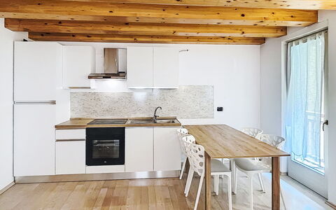 Rugia: Meubles, Design Intérieur, Sol, Sol, Parquet, Cuisine, Bois, Comptoir, Plafond, Pièce