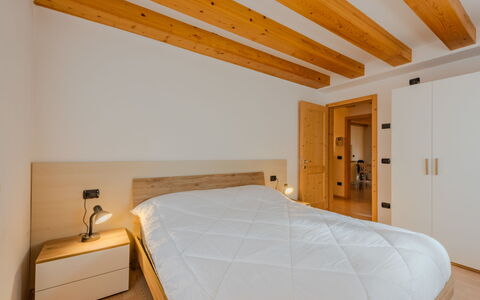 Rugia: Design Intérieur, Bois, Chambre, Sol, Lit, Plafond, Meubles, Sol, Pièce, Parquet