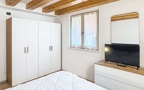 Rugia: Meubles, Design Intérieur, Sol, Bois, Chambre, Lit, Sol, Pièce, Plafond, Éclairage