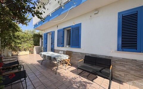La Casa dei Melograni: Bleu, Mobilier De Jardin, Ombre, Plante D'Appartement, Chaise, Pot De Fleur, Tableau De Plein Air, Balcon, Table Cuisine Et Salle A Manger, Daylighting