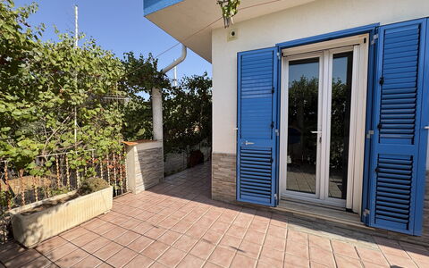 La Casa dei Melograni: Porte, Pot De Fleur, Plante D'Appartement, Accueil Porte, Ombre, Tache De Bois, Balcon, Tuile