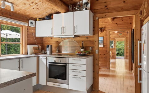 Greta - 1.7Km from the Sea: Cuisine, Appareil De Cuisine, Principaux Appliance, Comptoir, Bois, Sol, Cabinetry, Meubles, Design Intérieur, Réfrigérateur