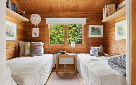 Greta - 1.7Km from the Sea: Design Intérieur, Meubles, Sol, Bois, Sol, Plafond, Chambre, Pièce, Lit, Éclairage