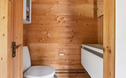 Greta - 1.7Km from the Sea: Mur, Sol, Bois, Sol, Luminaire Plomberie, Design Intérieur, Tache De Bois, Plafond, Pièce, Salle De Bains