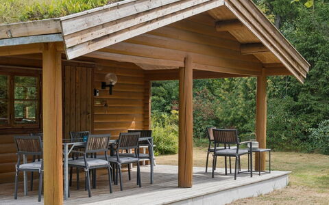 Greta - 1.7Km from the Sea: Bois, Porche, Batiments Jardin, Chalet, Dur, Structure En Plein Air, Tache De Bois, Ombre, Cabanon, Plate-Forme