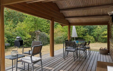 Greta - 1.7Km from the Sea: Bois, Porche, Meubles, Mobilier De Jardin, Dur, Sol, Tache De Bois, Ombre, Plate-Forme, Sol