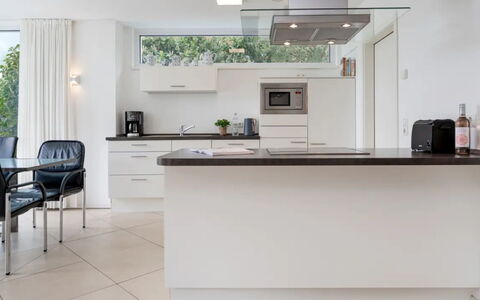 Am Seeufer: Design Intérieur, Meubles, Sol, Comptoir, Cuisine, Sol, Plafond, Cabinetry, Luminaire, Éclairage
