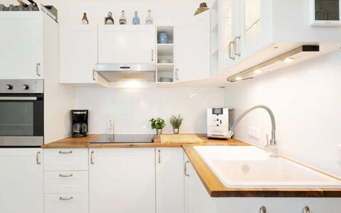 Meeresblick Ankerplatz 84: Cuisine, Comptoir, Cabinetry, Appareil De Cuisine, Bois, Luminaire Plomberie, Meubles, Sol, Principaux Appliance, Design Intérieur