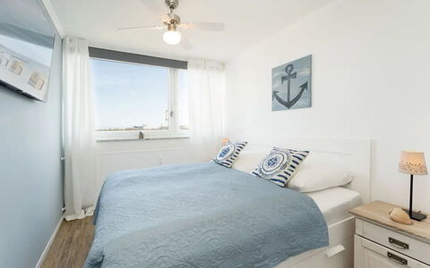 Meeresblick Ankerplatz 84: Lit, Chambre, Meubles, Drap De Lit, Literie, Design Intérieur, Bois, Plafond, Linge, Sol