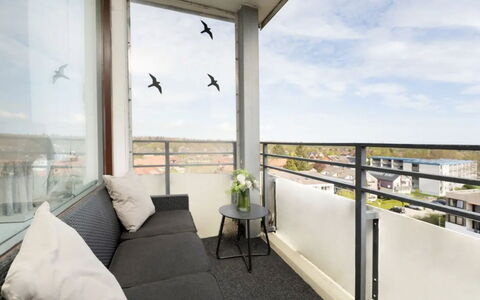 Meeresblick Ankerplatz 84: Appartement, Design Intérieur, Sol, Sol, Meubles, Plafond, Balcon, Pièce, Verre, Condominium