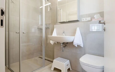 Reiterhof Rickert Glücksklee: Sol, Design Intérieur, Sol, Salle De Bains, Luminaire Plomberie, Toilette, Pièce, Plafond, Évier, Plomberie