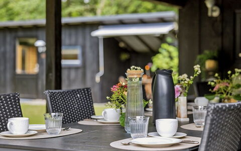 Gesine - 20Km to the Fjord: Meubles, Mobilier De Jardin, Table, Tableau De Plein Air, Chaise, Pot De Fleur, Vaisselle, Table Cuisine Et Salle A Manger, Jardin, Patio