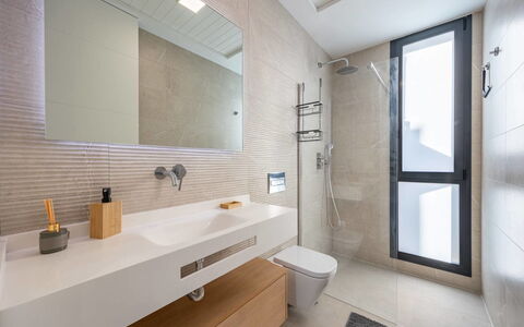 Villa Esencia: Salle De Bains, Design Intérieur, Luminaire Plomberie, Lavabo, Sol, Mur, Miroir, Armoire De Toilette, Évier, Sol