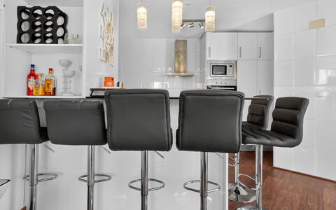 Titanic: Meubles, Design Intérieur, Tabouret, Cuisine, Sol, Chaise, Comptoir, Domicile, Éclairage, Cabinetry
