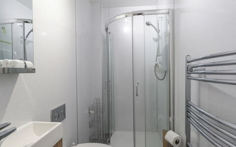 Ballinreich: Design Intérieur, Luminaire Plomberie, Salle De Bains, Sol, Mur, Sol, Évier, Lavabo, Robinet, Pièce