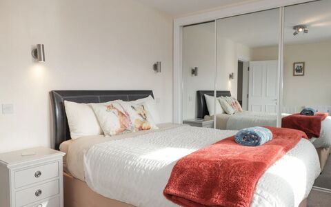 Ballinreich: Lit, Meubles, Literie, Design Intérieur, Chambre, Drap De Lit, Pièce, Sol, Linge, Plafond