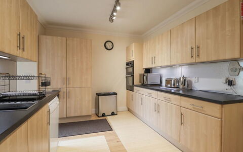 Ballinreich: Cuisine, Appareil De Cuisine, Meubles, Cabinetry, Comptoir, Design Intérieur, Principaux Appliance, Sol, Bois, Sol