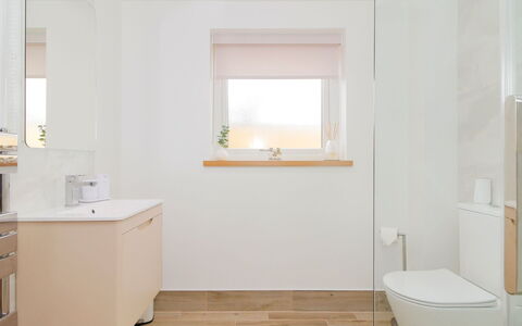 The Cottage: Sol, Design Intérieur, Salle De Bains, Sol, Mur, Luminaire Plomberie, Miroir, Plafond, Robinet, Pièce