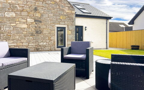 The Cottage: Domicile, Meubles, Mobilier De Jardin, Chaise, Patio, Plante D'Appartement, Balcon, Villa, Accoudoir