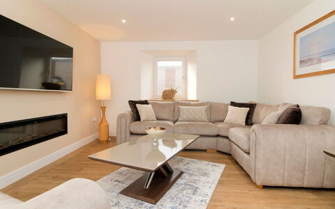 The Cottage: Meubles, Design Intérieur, Canapé, Bois, Sol, Sol, Salon, Marron, Plafond, Domicile