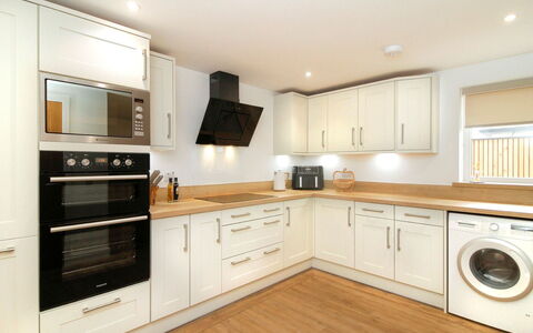 The Cottage: Sol, Design Intérieur, Cuisine, Comptoir, Bois, Cabinetry, Sol, Plafond, Principaux Appliance, Meubles