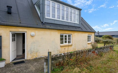 Hellevi - 500M to the Fjord: Toit, Maison, Domicile, Chalet, Siding, Fenêtre À Guillotine, Daylighting, Peindre, Allée