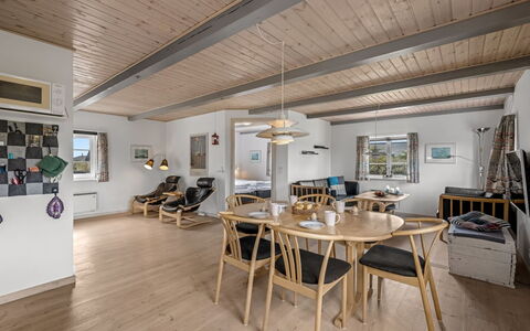 Hellevi - 500M to the Fjord: Design Intérieur, Sol, Bois, Plafond, Sol, Meubles, Parquet, Chaise, Table Cuisine Et Salle A Manger, Domicile