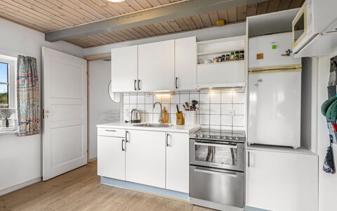 Hellevi - 500M to the Fjord: Cuisine, Appareil De Cuisine, Comptoir, Principaux Appliance, Sol, Design Intérieur, Cabinetry, Bois, Sol, Meubles