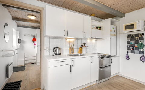 Hellevi - 500M to the Fjord: Cuisine, Principaux Appliance, Bois, Appareil De Cuisine, Comptoir, Sol, Plafond, Design Intérieur, Meubles, Sol