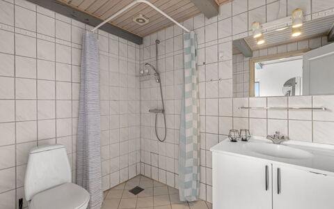 Hellevi - 500M to the Fjord: Sol, Luminaire Plomberie, Sol, Design Intérieur, Salle De Bains, Évier, Plafond, Plomberie, Lavabo, Pièce