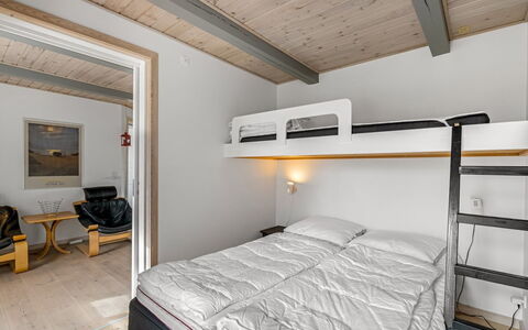 Hellevi - 500M to the Fjord: Bois, Plafond, Chambre, Design Intérieur, Lit, Sol, Meubles, Cadre De Lit, Pièce, Drap De Lit