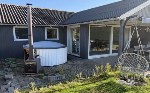 Rəzvan - from the Sea: Toit, Maison, Domicile, Siding, Chalet, Porte, Ombre, Cour, Arrière-Cour, Jardin