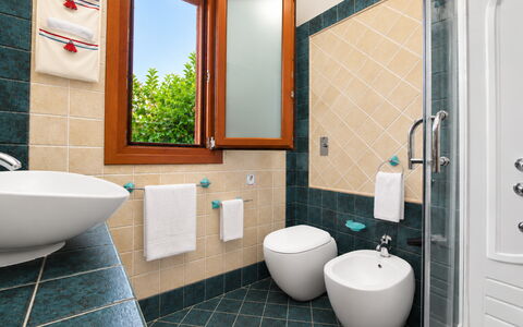 Villa Cristiana: Luminaire Plomberie, Salle De Bains, Sol, Design Intérieur, Toilette, Évier, Sol, Robinet, Lavabo, Siège De Toilette