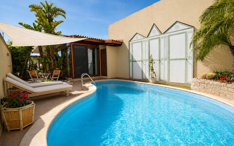 Villa Cristiana: Piscine, Meubles, Mobilier De Jardin, Recours, Loisir, Eco Hôtel, Composite, Ombre, Parapluie, Pot De Fleur