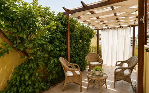 Villa Cristiana: Bois, Meubles, Mobilier De Jardin, Ombre, Jardin, Arrière-Cour, Chaise, Tache De Bois, Tableau De Plein Air, Structure En Plein Air