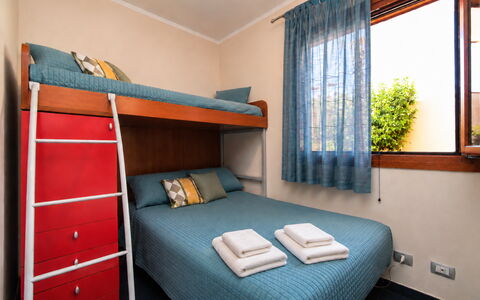 Villa Cristiana: Chambre, Lit, Bois, Drap De Lit, Meubles, Literie, Design Intérieur, Sol, Cadre De Lit, Pièce