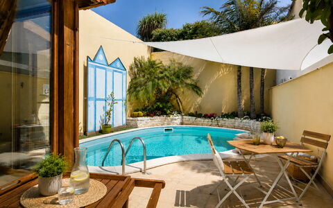Villa Cristiana: Meubles, Piscine, Mobilier De Jardin, Recours, Chaise, Eco Hôtel, Ombre, Pot De Fleur, Parapluie, Plante D'Appartement