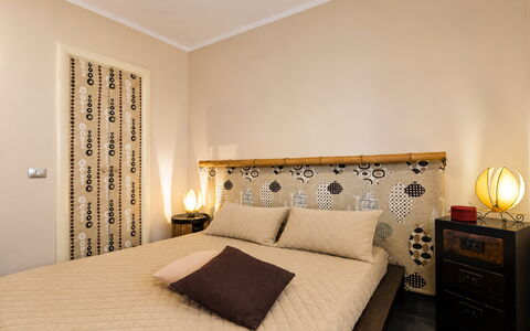 Villa Cristiana: Lit, Design Intérieur, Meubles, Literie, Chambre, Drap De Lit, Mur, Bois, Linge, Sol