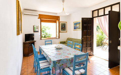 Casa Bianca, Budoni: Meubles, Design Intérieur, Table, Bois, Chaise, Sol, Plafond, Table Cuisine Et Salle A Manger, Salle À Manger, Sol