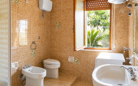 Casa Bianca, Budoni: Luminaire Plomberie, Siège De Toilette, Salle De Bains, Évier, Lavabo, Toilette, Sol, Design Intérieur, Sol, Robinet