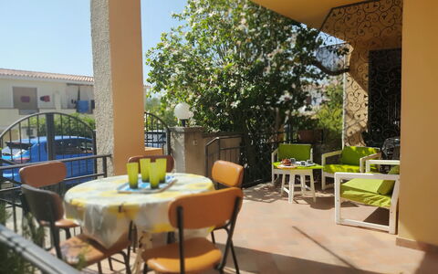 Casa Bianca, Budoni: Meubles, Chaise, Mobilier De Jardin, Balcon, Porche, Ombre, Tableau De Plein Air, Table Cuisine Et Salle A Manger, Arrière-Cour, Cour