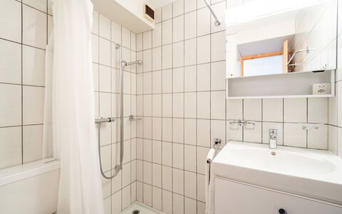 Casa Pleun: Design Intérieur, Mur, Luminaire Plomberie, Sol, Sol, Salle De Bains, Évier, Lavabo, Pièce, Robinet