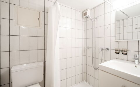 Casa Pleun: Sol, Design Intérieur, Sol, Luminaire Plomberie, Plafond, Pièce, Salle De Bains, Appartement, Plomberie, Évier