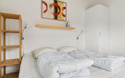 Sannie - 2.8Km from the Sea: Lit, Meubles, Chambre, Mur, Design Intérieur, Bois, Sol, Sol, Drap De Lit, Literie